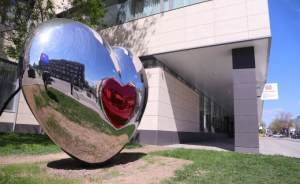 Арт-объект в виде гигантского сердца и скамейка для влюбленных появились в Москве
