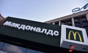 «Котлета» и «Кряк-кряк» вместо McDonald’s: ​россиянам предложили придумать новое название для сети