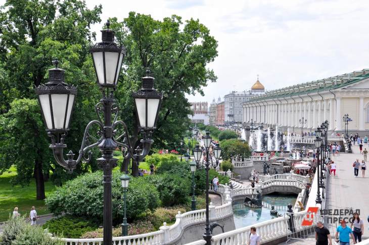 Московский определенный. Парки МСК. Москва лето парк. Лето в парке Москва. Майские праздники 2022 в Москве.