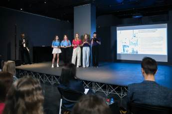 ​Российские школьники презентовали капсульную коллекцию одежды для нового молодежного движения