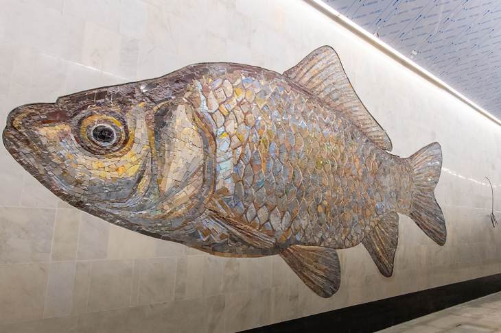 ​Гигантские рыбы появились на стенах станции «Нагатинский Затон»