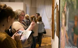 ​В Москве открывается выставка картин, написанных губной помадой