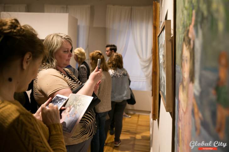 ​В Москве открывается выставка картин, написанных губной помадой
