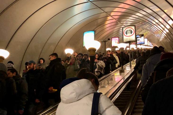 ​В метро Москвы начали устанавливать двойные двери