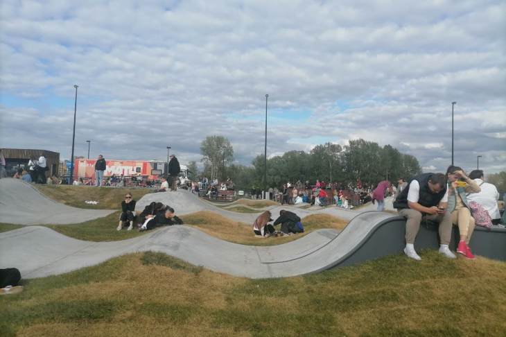 ​В Парке имени 40-летия ВЛКСМ оборудовали скейт-площадку