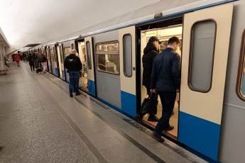 ​В московском метро открыли выставку о спектакле МХТ имени Чехова