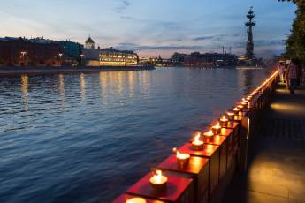 ​Тысячи свечей зажгут во время памятных акций в Москве
