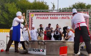 Реконструкция боев, детские забавы и двухтонная каша: в Москве состоялся фестиваль «Русское поле»