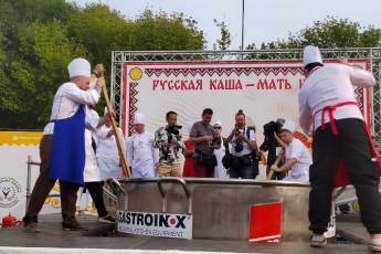 Реконструкция боев, детские забавы и двухтонная каша: в Москве состоялся фестиваль «Русское поле»