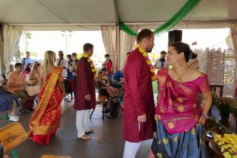 Праздник красок и индийская свадьба: как прошли Дни Индии в Москве