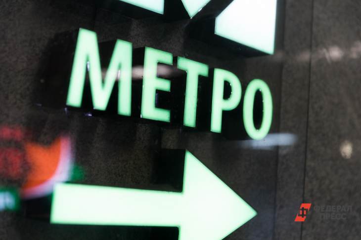 На станциях московского метро продолжают раздавать воду