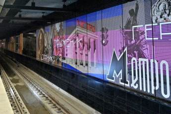 На стенках новой станции «Сокольники» установили плакаты 1950-х годов