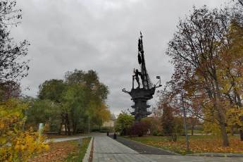 ​Рядом с памятником Петру I построят пешеходный мост