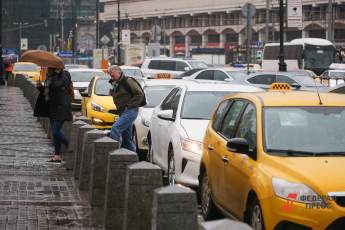 ​Поездки на такси в новогодние праздники в Москве подорожают в три раза