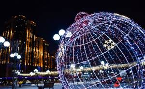 ​Гигантский новогодний шар и фигуры полярных медведей украсят Москву