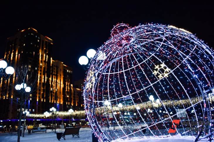 ​Гигантский новогодний шар и фигуры полярных медведей украсят Москву
