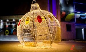 ​На Поклонной горе в Москве завершают установку гигантского новогоднего шара