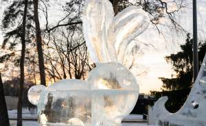 ​На ВДНХ появилась ледяная скульптура в виде символа 2023 года