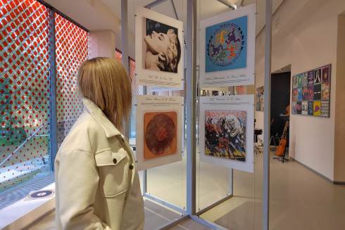 Обложки к музыкальным альбомам авторства Дали, Пикассо и Уорхола показали на ВДНХ