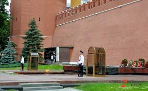 ​У стен Кремля для посетителей вновь открыли Мавзолей Ленина