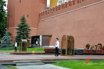 ​У стен Кремля для посетителей вновь открыли Мавзолей Ленина