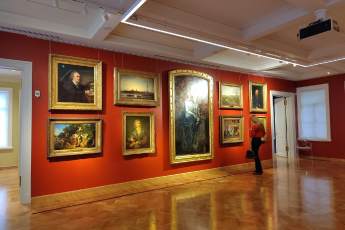 Картины российских художников оживят посетители Гостиного двора