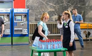 ​Питьевую воду раздают на столичных вокзалах, метро и причалах