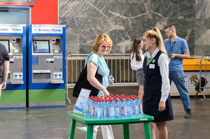​Питьевую воду раздают на столичных вокзалах, метро и причалах