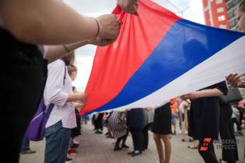 ​Около Музея Победы развернут гигантский российский флаг
