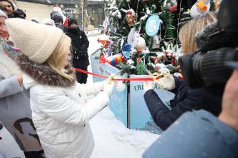 ​В преддверии Нового года в Московском зоопарке установили экоелку
