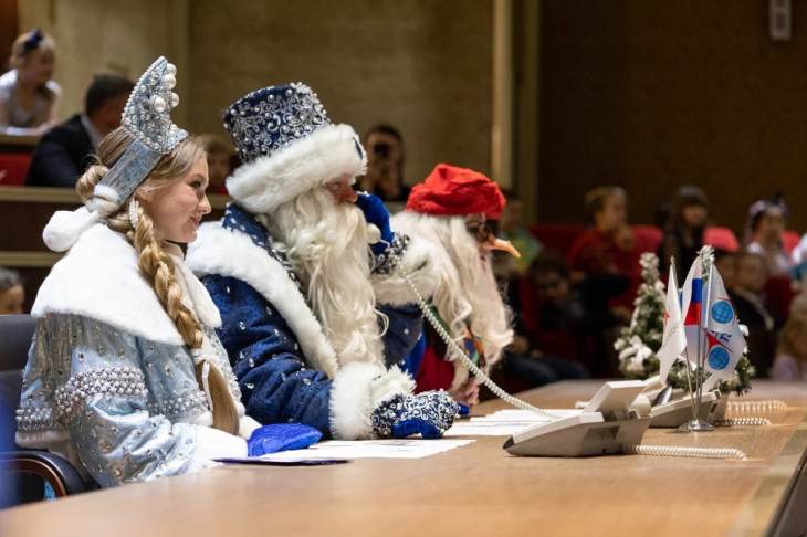 ​Дед Мороз из Москвы поздравил российских космонавтов с наступающим Новым годом