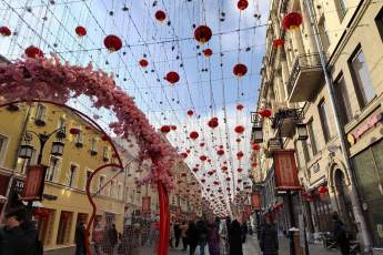 ​Как проходит китайский Новый год в Москве: лапша, драконы и красные фонарики