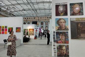 ​Около 200 художников приняли участие в ярмарке современного искусства в Москве
