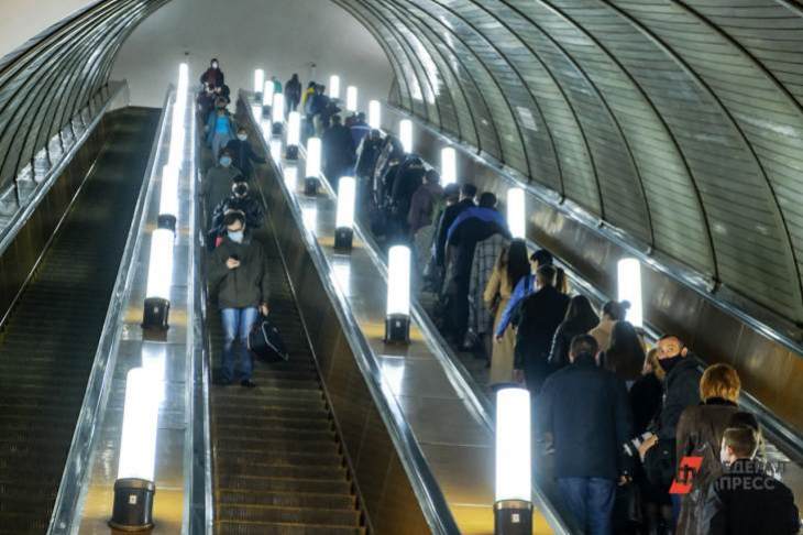 ​Станции столичного метрополитена украсили более 2,5 тысячи роз