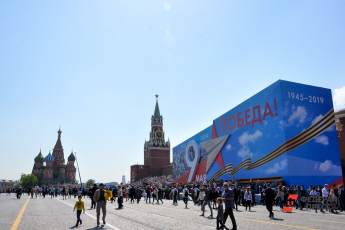 ​Волонтеры начали раздавать георгиевские ленточки на улицах Москвы