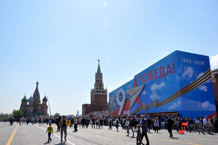 ​Волонтеры начали раздавать георгиевские ленточки на улицах Москвы