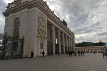 ​В Парке Горького установили три гигантских арт-объекта