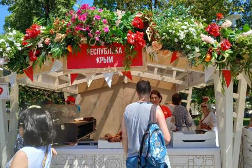 ​Чипсы из оленины и кальмары на гриле: в Москве начался фестиваль «Вкусы России»